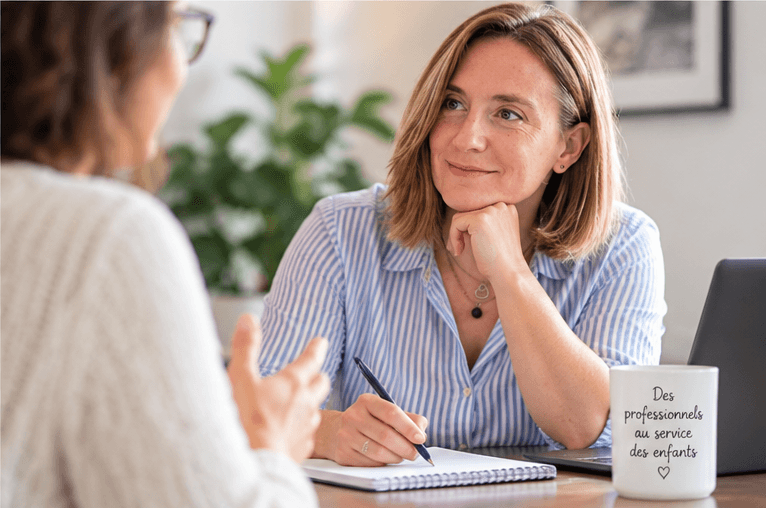 Marie Galopin en rendez-vous avec une professionnelle de la petite enfance