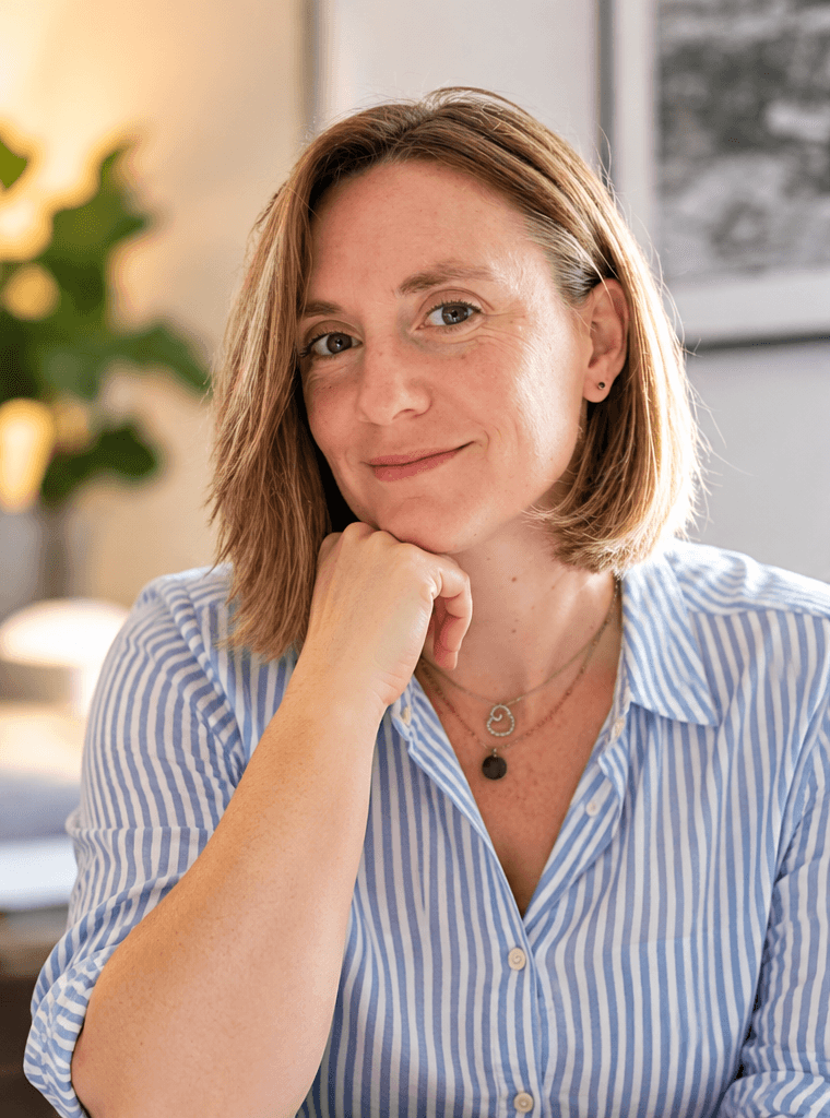 Marie Galopin, fondatrice et formatrice de MG FORMATIONS, souriante, le menton posé sur la main